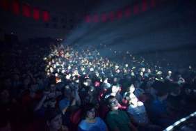 Pokaż zdjęcie: Osoby siedzące na widowni