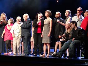 Laureaci festiwalu na scenie podczas występu finałowego