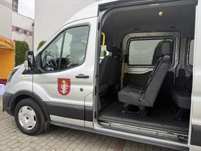 Pokaż zdjęcie: Zdjęcie busa z otwartymi drzwiami od strony pasażerów.