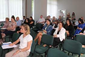 Pokaż zdjęcie: Na sali siedzą kobiety i mężczyźni słuchają prelegentów