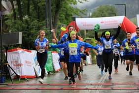 Pokaż zdjęcie: Zawodnicy na mecie 6. Biegu po Oddech. Dorośli i dzieci wbiegają na metę. 