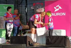 Pokaż zdjęcie: Wręczenie nagrody specjalnej ufundowanej przez Oddział Małopolski PFRON