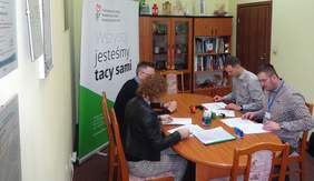 Pokaż zdjęcie: podpisanie umowy: na zdjęciu Tadeusz Kelm  pełnomocnik firmy  PU WAKAT Kelm sp. j. , pełnomocnicy PFRON: Anna Ciupa i Jarosław Madaj oraz Przemysław Suligorski koordynujący zadanie w ramach art. 32 ustawy o rehabilitacji