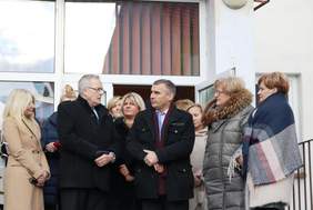 Pokaż zdjęcie: Pan Zdzisław Korda - Kierownik PCPR, Pan Dariusz Majorek - Dyrektor Oddziału Pomorskiego PFRON (w środku), Pani Teresa Ossowska-Szara - Starosta Lęborski,