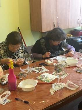 Uczestniczki wykonują świeczniki na bazie szkła