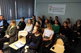 Pokaż zdjęcie: Studenci podczas zajęć prowadzonych w Oddziale Wielkopolskim PFRON