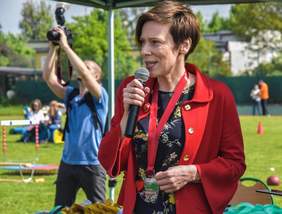 Pokaż zdjęcie: Otwarcie XVIII Powiatowych Igrzysk Dzieci i Młodzieży Niepełnosprawnej w Szamotułach przez Annę Skupień dyrektora Oddziału Wielkopolskiego PFRON