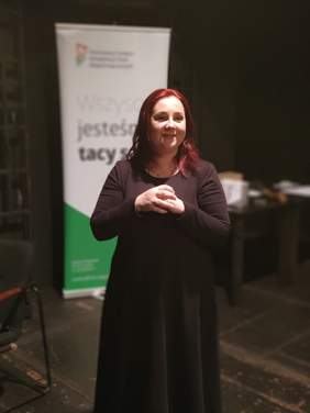 Pokaż zdjęcie: Magdalena Sipowicz, tłumacz PJM podczas spotkania z młodymi widzami spektaklu "Kwiat Paproci"