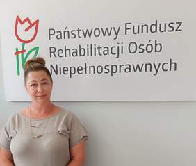 Pokaż zdjęcie: Na fotografii pani Dagmara Dawidzińska pracownik oddziału Wielkopolskiego PFRON podczas konsultacji z realizatorami projektu „Samodzielność – Aktywność – Mobilność”