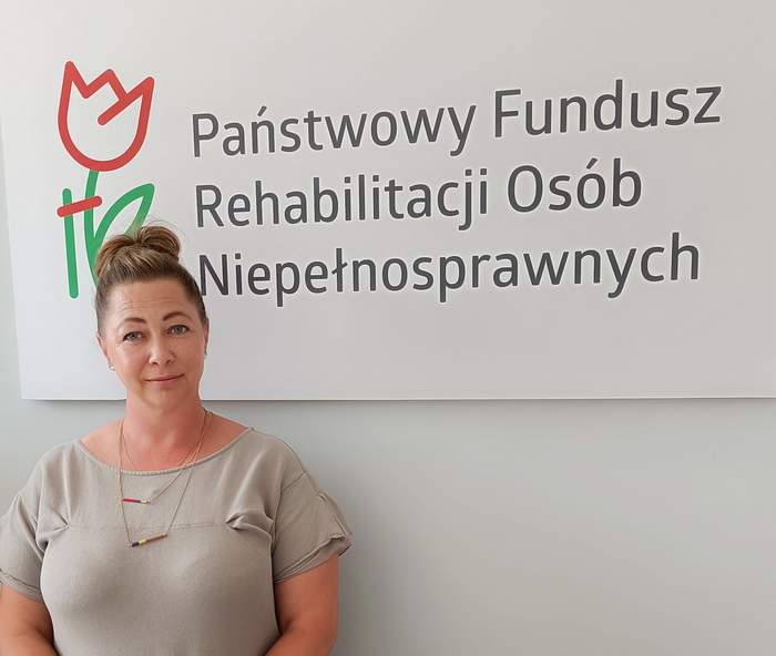 Pokaż zdjęcie: Na fotografii pani Dagmara Dawidzińska pracownik oddziału Wielkopolskiego PFRON podczas konsultacji z realizatorami projektu „Samodzielność – Aktywność – Mobilność”