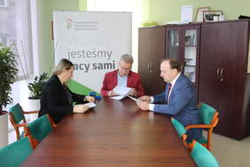 Pokaż zdjęcie: Janusz Skólimowski - Wicestarosta Powiatu Bialskiego, Jerzy Dębski Dyrektor Oddziału Lubelskiego PFRON, Iwona Osmałek Specjalista ds współpracy z administracją publiczną