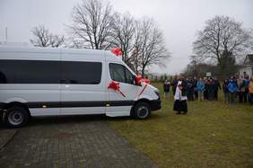 Pokaż zdjęcie: uroczystości przekazania autobusu