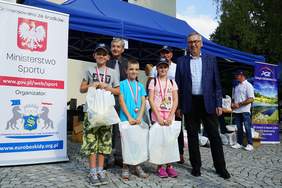 Pokaż zdjęcie: Uczestnicy z nagrodami