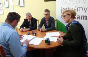 Pokaż zdjęcie: prowadzenie negocjacji: przedstawiciele Funduszu: Władysław Skwarka, Jarosław Madaj oraz Przemysław Suligorski ze strony ZPChr. TEXPOL sp. z o.o.  Prezes Zarządu Alicja Wajchert