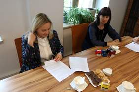 Pokaż zdjęcie: Alicja Żurawska - Starosta Kościerski ( z lewej)