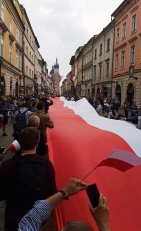 Pokaż zdjęcie: Bicie rekordu Polski na najdłuższą flagę państwową