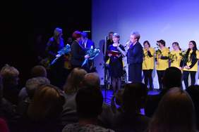 Grażyna Bogdańska dyrektor Oddziału Podlaskiego PFRON składa gratulacje prezes Stowarzyszenia Ludmile Bogalskiej.