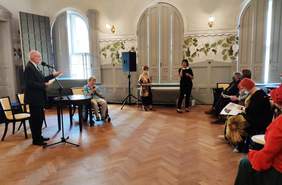 Pokaż zdjęcie: Rozdanie nagród w sali Starego Teatru. Na zdjęciu członkowie Jury, tłumacz języka migowego oraz uczestnicy wydarzenia. 