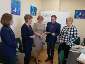 Pokaż zdjęcie: Podpisywanie umowy o dofinansowanie projektu w ramach "Programu wyrównywania różnic między regionami III" z PSONI Koło w Miechowie