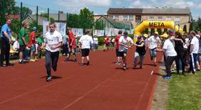 Pokaż zdjęcie: bieg sztafetowy- rywalizacja  drużyn