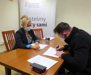 Podpisanie umowy z przedstawicielem Zakładu Pracy Chronionej Meblodex-Bis