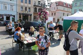 Pokaż zdjęcie: Festyn Przyjaźni „Tacy Sami” w Tczewie - stoiska z pracami plastycznymi