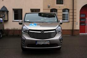 Pokaż zdjęcie: nowy mikrobus marki Opel kolor stalowy