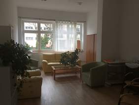 Pokaż zdjęcie: Pokój w którym znajdują się kanapy i fotele