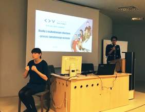 Pokaż zdjęcie: Wystąpienie Anny Skupień, dyrektor Oddziału Wielkopolskiego PFRON tłumaczone na język migowy 