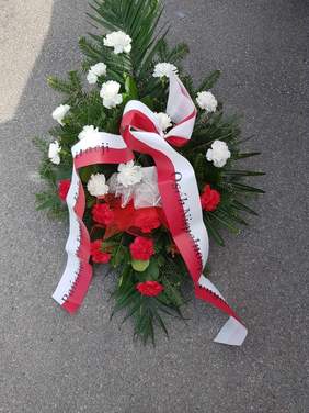 Pokaż zdjęcie: Złożenie kwiatów