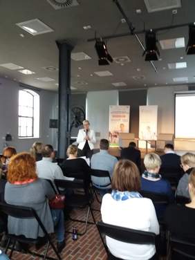 Pokaż zdjęcie: Przedstawiciel Oddziału Śląskiego PFRON w trakcie szkolenia