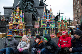 Pokaż zdjęcie: Uczniowie SOSW nr 6 w Krakowie podczas 75. Konkursu Szopek Krakowskich