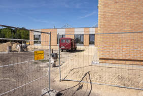 Plac budowy - w tle widoczny jest nowo powstajacy obiekt