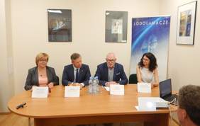 Pokaż zdjęcie: od lewej: Marta Mordarska – Dyrektor Oddziału Małopolskiego PFRON, Piotr Ćwik – Wojewoda Małopolski, Jan Zając – Prezes POPON, Anna Węgrzynowicz – Rzecznik Prasowy POPON