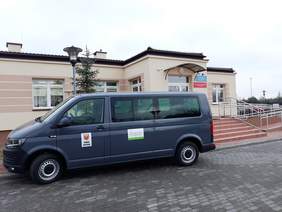 Pokaż zdjęcie: Mikrobus w tle budynek