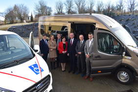 Uczestnicy wydarzenia w Wielopolu Skrzyńskim obok 2 pojazdów