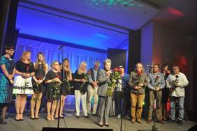 Pokaż zdjęcie: Przy mikrofonie Prezes Centrum Rehabilitacji w Grudziądzu Pani Krystyna Grabowska, w tle laureaci oraz jury tegorocznego Przeglądu