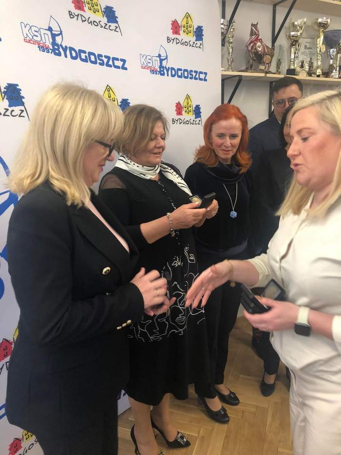 Uroczystość wręczenia medali pamiątkowych dla wyróżnionych gości, jako druga od lewej stoi i podziwia medal Pani Aleksandra Gierej - Dyrektor naszego Oddziału PFRON