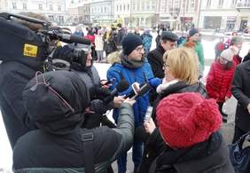 Pokaż zdjęcie: Dyrektor Marta Mordarska podczas uroczystości poświęcenia samochodów