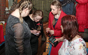 Pokaż zdjęcie: Dla dzieci była to wyjątkowa okazja by poznać zawód kelnera "od kuchni"