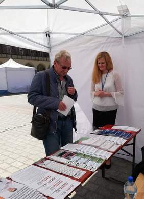 Pokaż zdjęcie: Stoisko PFRON - Inauguracja Tygodnia Osób z Niepełnosprawnością "Kocham Kraków z Wzajemnością" na Rynku Głównym w Krakowie