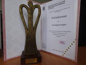 Okolicznościowa statuetka i podziękowania dla pracownika Oddziału Podkarpackiego PFRON Małgorzaty Magdoń