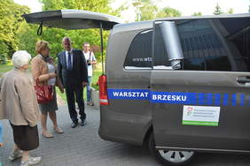 Pokaż zdjęcie: Uroczyste przekazanie busa