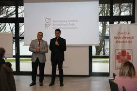 Pokaż zdjęcie: Powitanie uczestników - Ks. Janusz Steć Dyrektor Caritas Archidiecezji Gdańskiej oraz Dariusz Majorek Dyrektor Oddziału Pomorskiego PFRON.