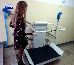 Pokaż zdjęcie: Oddanie do użytku platformy przyschodowej dofinansowanej ze środków PFRON dla Szkoły Podstawowej w Wyszynie