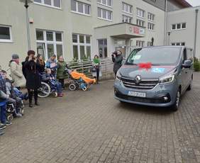 Pokaż zdjęcie: Nowy mikrobus w placówce