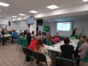 Pokaż zdjęcie: Uczestnicy seminarium szkoleniowego w Ostrowie Wielkopolskim pn. „Osoby z niepełnosprawnością na rynku pracy – co pracodawca wiedzieć powinien”