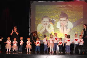 Pokaż zdjęcie: Występ dzieci z Ośrodka Adaptacyjnego dla Dzieci Niepełnosprawnych w Rudzie Śląskiej-Bykowinie