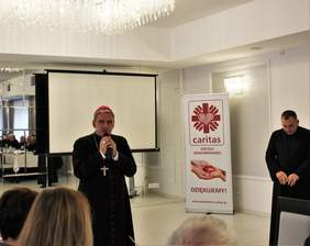 Pokaż zdjęcie: Biskup diecezjalny sandomierski Krzysztof Nitkiewicz przemawia przez mikrofon do zaproszonych gości