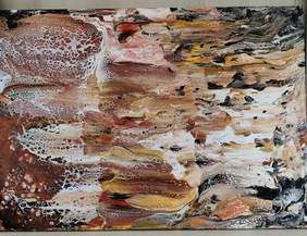 Pokaż zdjęcie: Abstrakcyjny obraz w odcieniach brązu, bieli, żółci i czerni, z dynamicznymi smugami i teksturami tworzącymi efekt płynących warstw farby. 